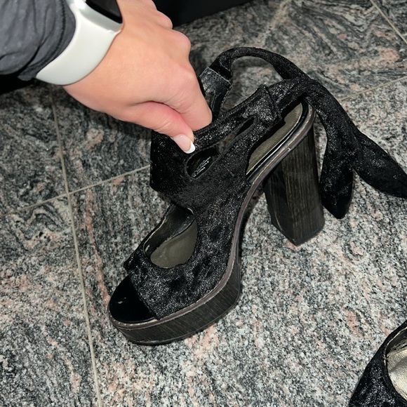 Womens very volatile black velour block heel open toe shoe size 6 - Picture 3 of 7